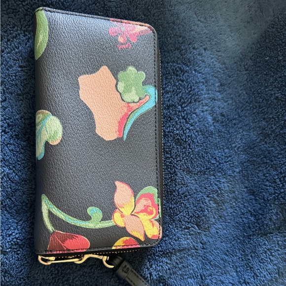 Beautiful spring Coach wristlet - Picture 1 of 4